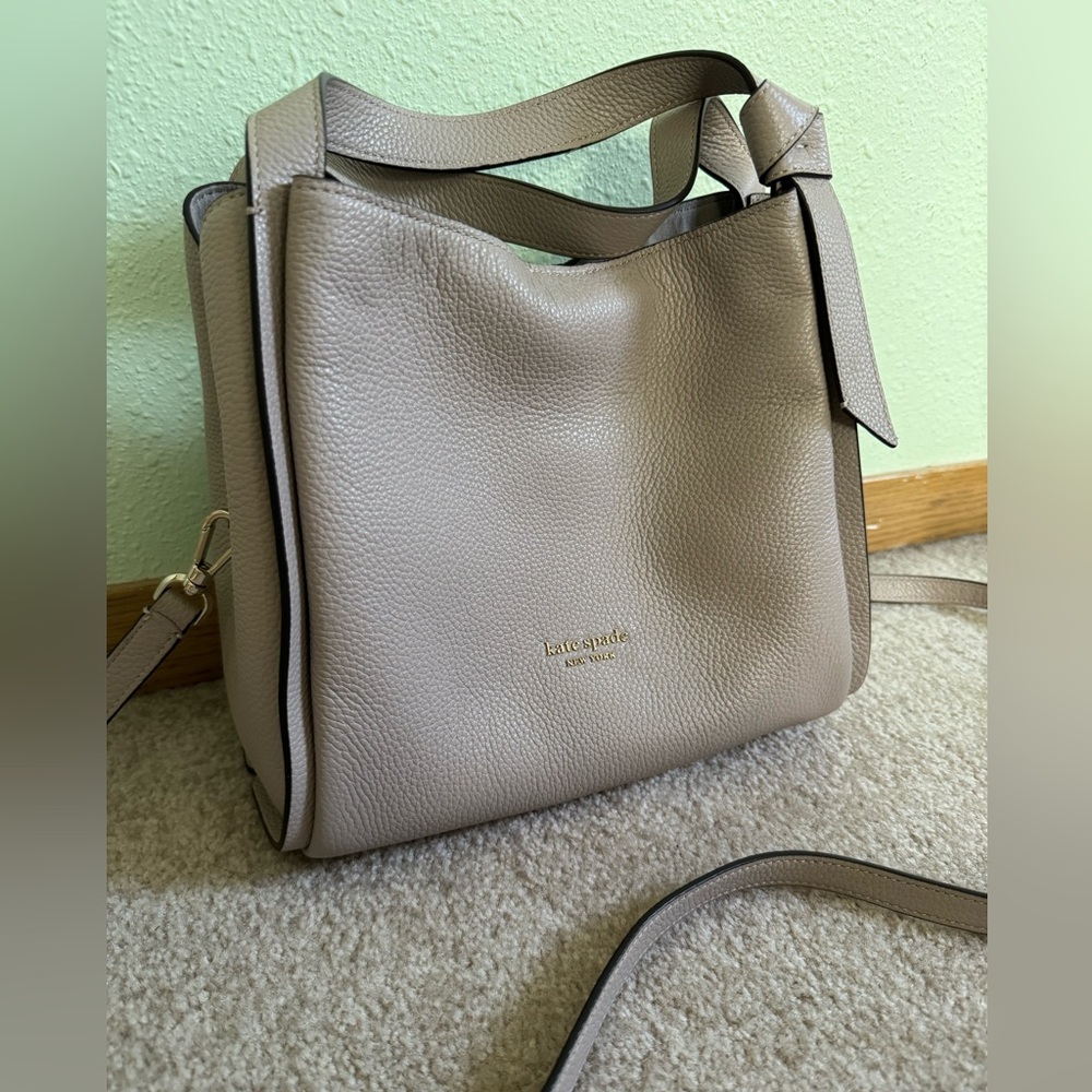 Kate Spade crossbody bag. Medium size